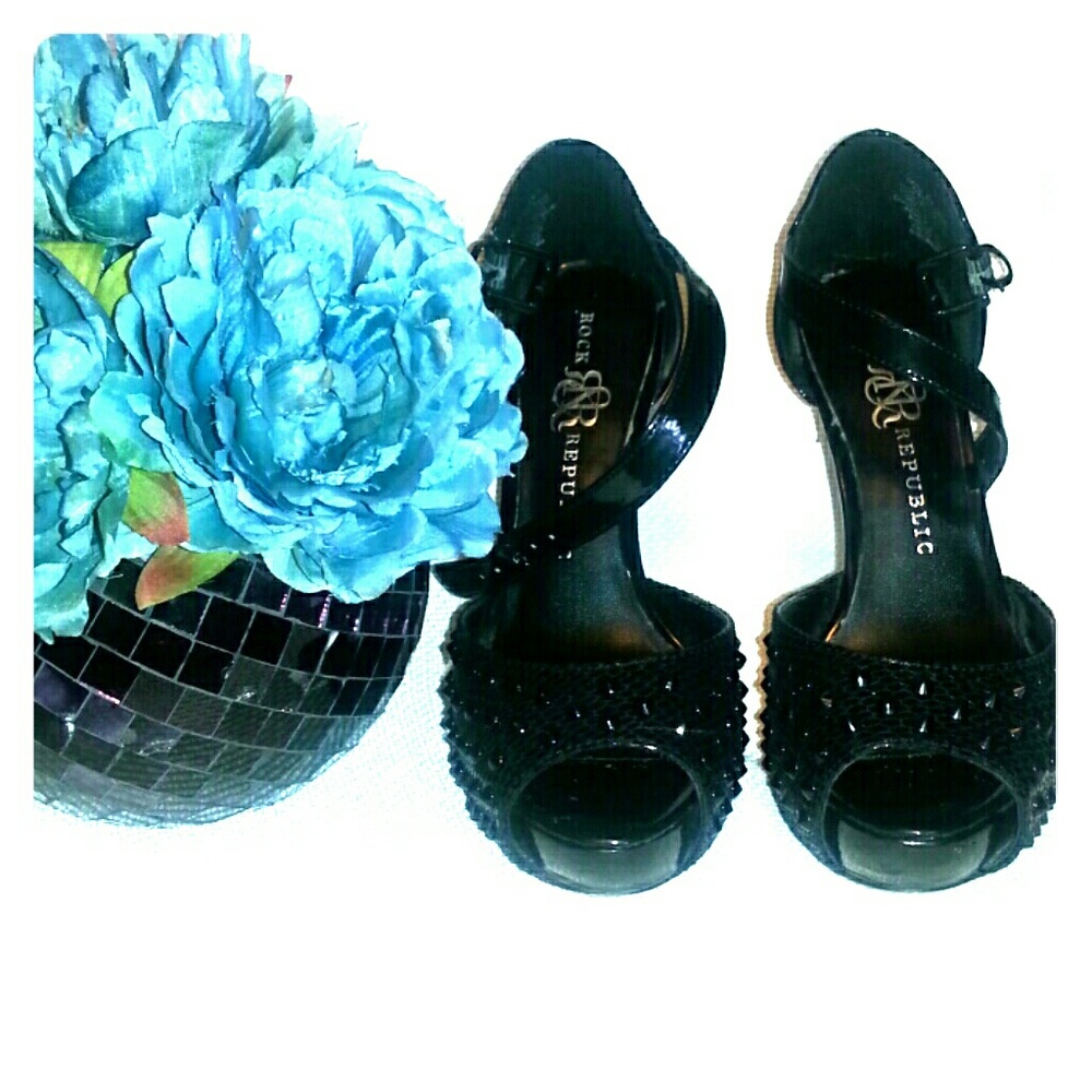 Ankle  strap, peep toe Heels.